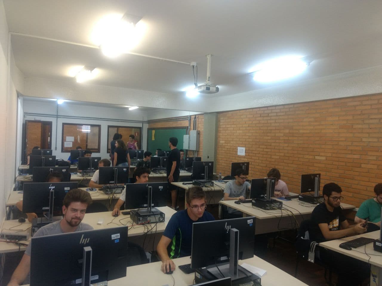 um dos laboratório lotados.