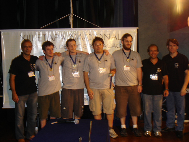 Equipe Triforce recebendo a medalha de ouro em Vila Velha-ES.