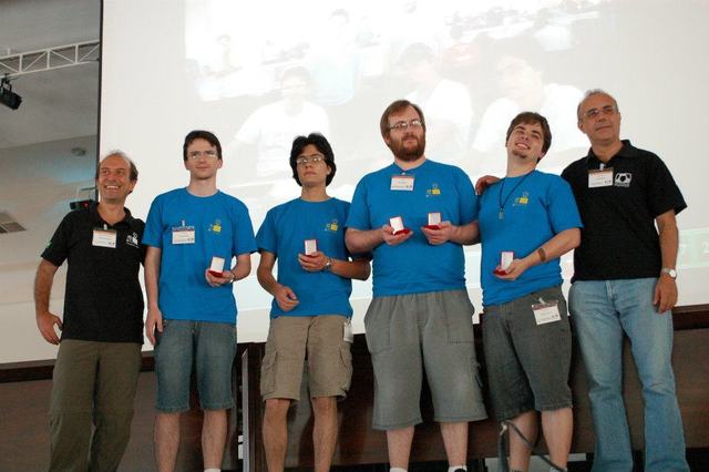 Equipe * da Trypanossoma recebendo a medalha de prata em Goiânia-GO.