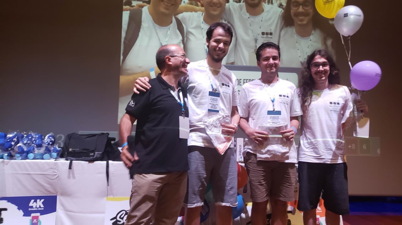 Equipe YouShallNot.cpp recebendo o prêmio 