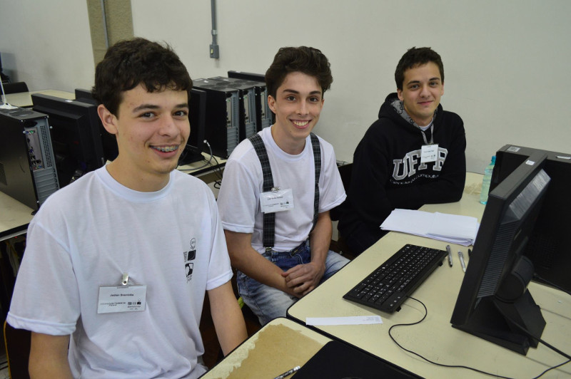 Equipe YouShallNot.pas na etapa regional de 2015, na UFPR.