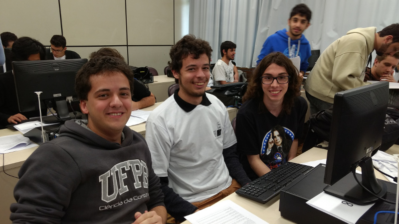 Equipe YouShallNot.cpp na etapa regional de 2016, na PUCPR.