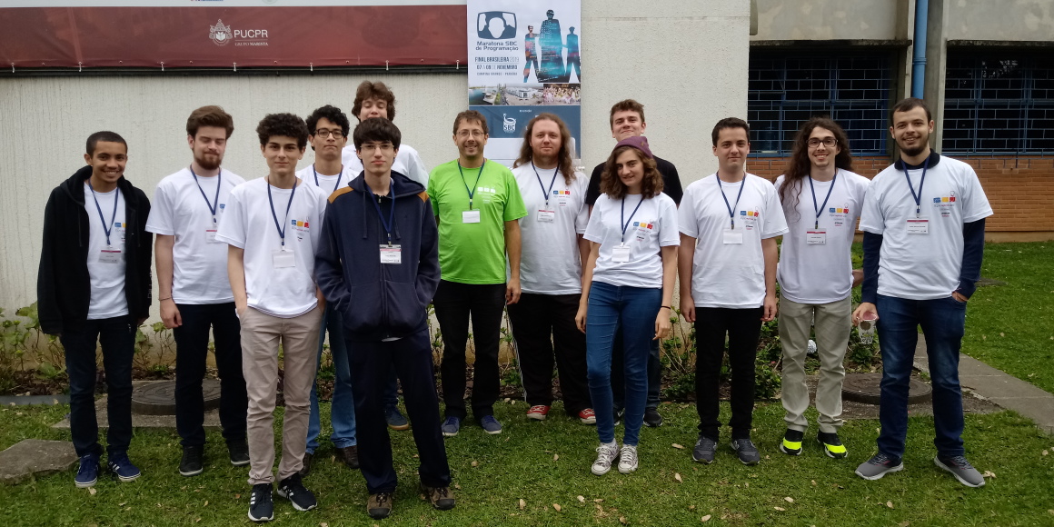 Todas as equipes da UFPR na frente da sede.