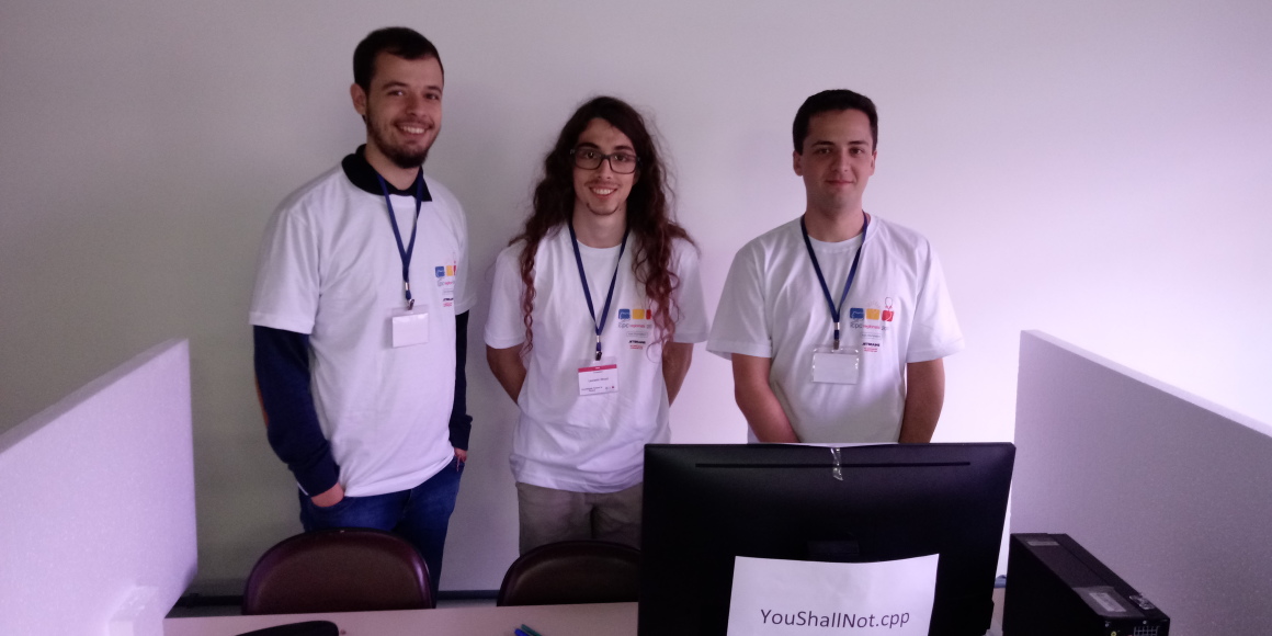 Equipe YouShallNot.cpp na etapa regional de 2019, na PUCPR.